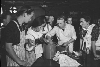 Supply inventory; course on how to prepare tinned food; 1942.