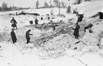Reckingen: Search-party with shovels; 1970.