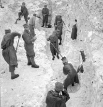 Avalanche: search party, shovels, Airolo 1951.