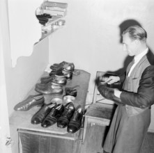 Basle, Hotel drei Könige 1954: shoe cleaner.