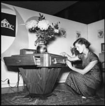 Swiss radio fair: radio receiver with disc player, 1957.