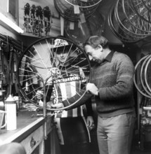 Barbara Ganz and mechanic Fritz Brühlmann.