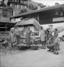 Women with baskets full of remnants, 1940.