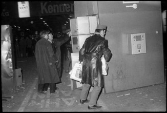 Bomb attack in Zurich mainstation; Policemen controlling lockers 1971.