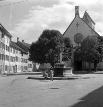Klingnau, children at fountain 1946.
