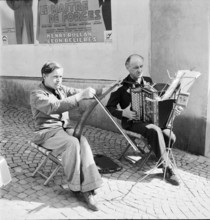 Buskers in Lausanne: 1941.