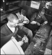Swiss donation: producing badges, 1942.