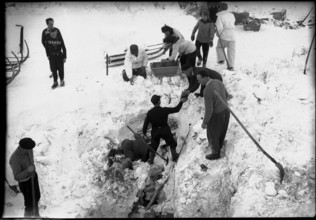 Avalanche in Andermatt; search for missed persons; 1951.