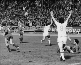 Cupwinner's Cup 1973/74: FCZ - RSC Anderlecht; Rutschmann and Jeandupeux are cheering.