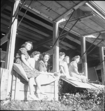 Break at women's shooting competition in Urdorf, 1947.