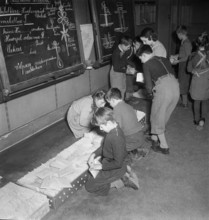Production of badge, ensign of the Pestalozzi village, Uster 1949.