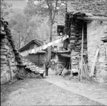 Walser village Bosco Gurin, women hanging the washing up; 1956.