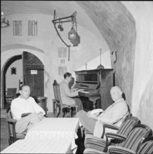 Artists home Mariahalden in Weesen,  piano player with listeners 1956.
