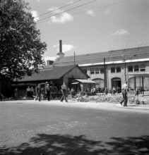 Zurich, workers leaving the Escher-Wyss factory at the end of the working day; 1949.