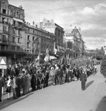 Lausanne; National Holiday celebration; people waiting for the procession; 1946.