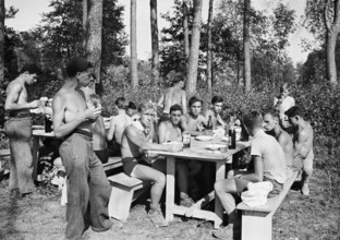 WW2: Battle of the Cultivation; soldiers, break, potato harvest, Flaach 1942