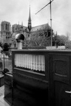 1975, Paris, Seine River. houseboat.