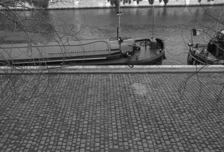 1975, Paris, Seine River. houseboat.