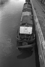 1975, Paris, Seine River. houseboat.
