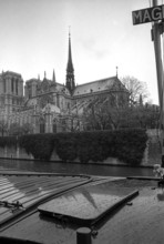 1975, Paris, Seine River. houseboat.