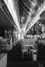 1975, Paris, bolulevard, bistro, bar, cafe. people.