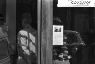 1975, Paris, bolulevard, bistro, bar, cafe. people.