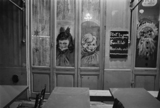 1975, Paris, bolulevard, bistro, bar, cafe. people.