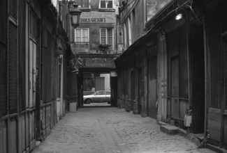 1975, Paris, Marais, passage.