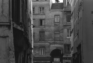 1975, Paris, Marais, passage.