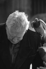 1975, Paris, Marais,  old man with pigeons.