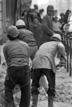 1975, Paris, Rive droite, men at work.