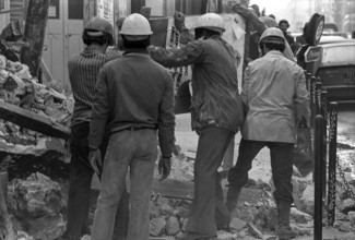 1975, Paris, Rive droite, men at work.