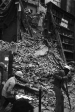 1975, Paris, Rive droite, building under demolition.