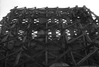 1975, Paris, Rive droite, building under demolition, bulkhead.