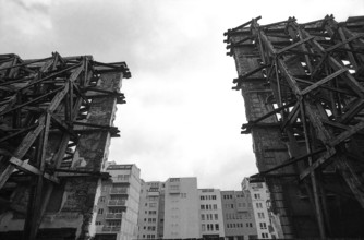 1975, Paris, Rive droite, building under demolition, bulkhead.