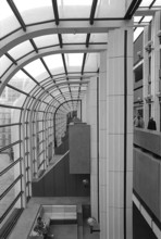 1976, Paris, Rive droite, Les Halles, shopping center.