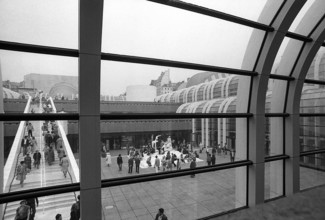 1976, Paris, Rive droite, Les Halles, shopping center.