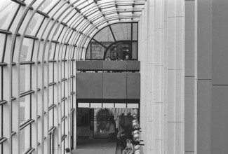 1976, Paris, Rive droite, Les Halles, shopping center.