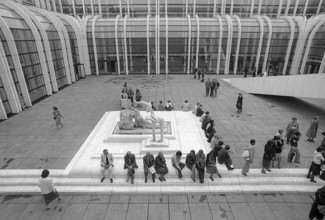 1976, Paris, Rive droite, Les Halles, shopping center.