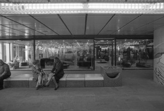 1976, Paris, Rive droite, Les Halles, shopping center.
