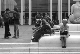 1976, Paris, Rive droite, Les Halles, shopping center.