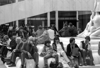 1976, Paris, Rive droite, Les Halles, shopping center.