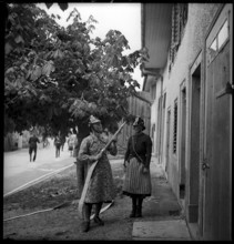 Women of the auxillary fire brigade with water hose, 1941.