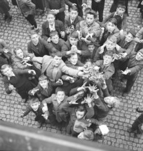 Children catching apples, carnival custom, Schwyz in 1950.