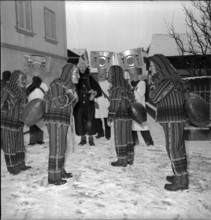 Silvesterchlausen in Staefa, 1944.