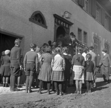 End of the school year in Meiringen, circa in 1943.