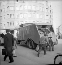 WW 2: bomb airdrop, dropping; garbagemen, Schaffhausen 1944.