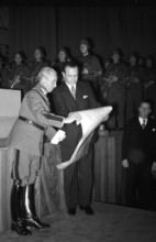 General Guisan visits concert in the Kongresshaus; 1940.