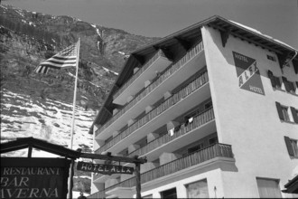 U.S.-Verteidigungs minister Robert McNamara, Skiferien in Zermatt.