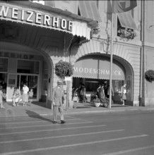 Henri Guisan in front of Hotel Schweizerhof, Lausanne 1959.
